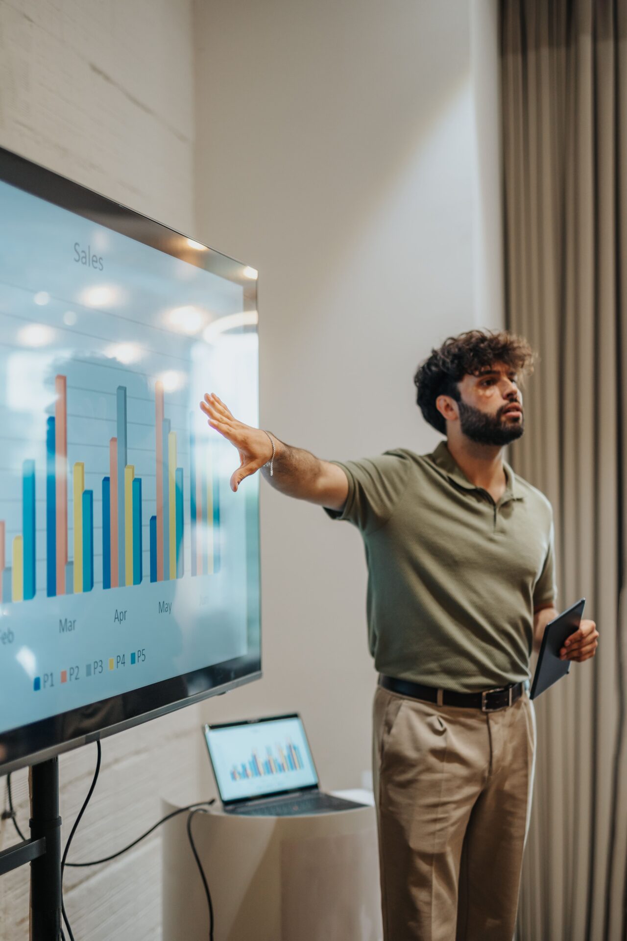 Mann präsentiert ein Diagramm mit Statistik, unterstützt durch Delta Lektorat Coaching