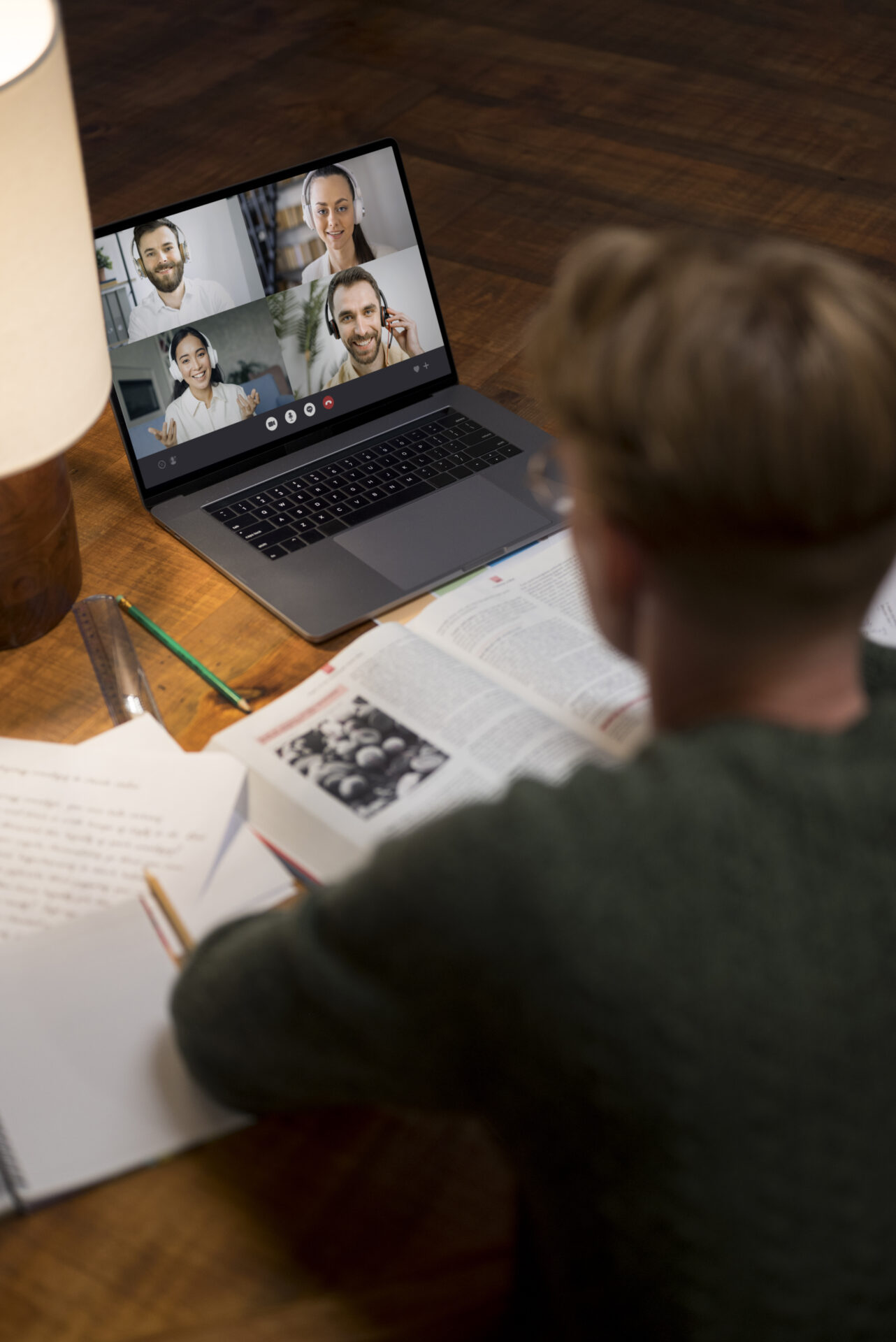 Junger Mann beim Webinar am Laptop | Delta Lektorat